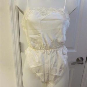 BODY CHIC CREAM FLORAL SPAGHETTI STRAP LINGERI  M